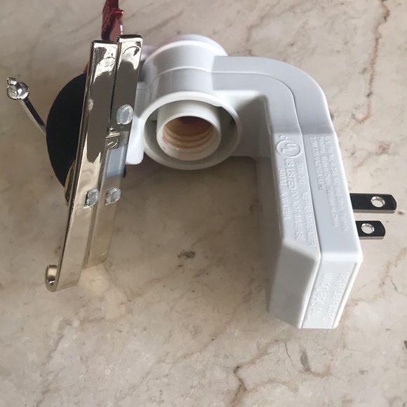 Bath and Bodywork’s Wallflowers fragrance plug in penguin skiing light holiday - Picture 10 of 10